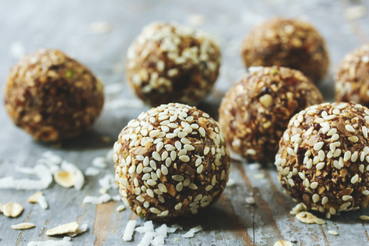 protein balls with sesame seeds