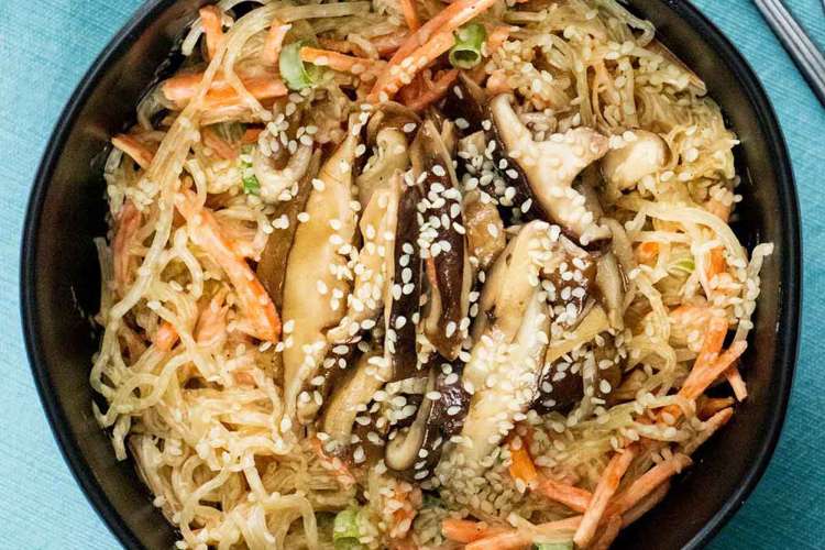 sesame-shiitake kelp noodles with homemade peanut dressing is a pasta based healthy keto lunch idea