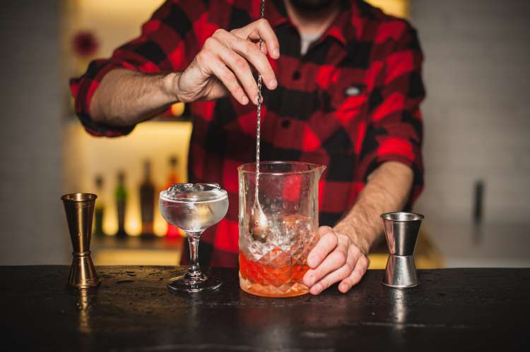 bartender teaching mixology