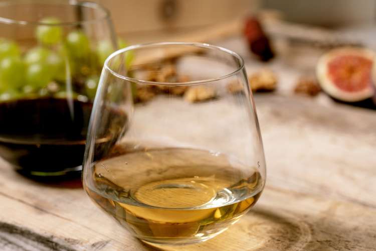 how to hold a stemless wine glass