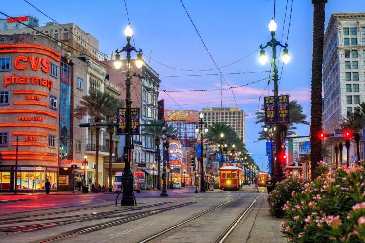 streetcar in the new orleans city street