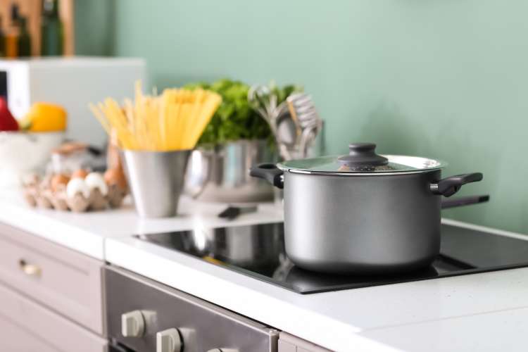 buying the right cookware for glass top stoves