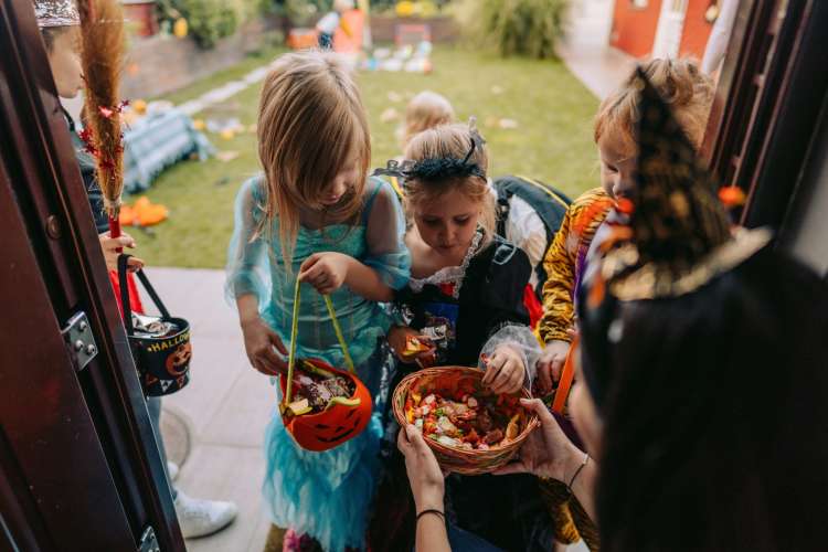 kids trick or treating on halloween