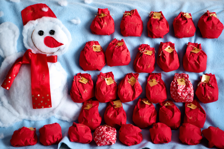 Anker International Snowman Advent Calendar - 24 Fabric Pockets, Fill Your Own Treats