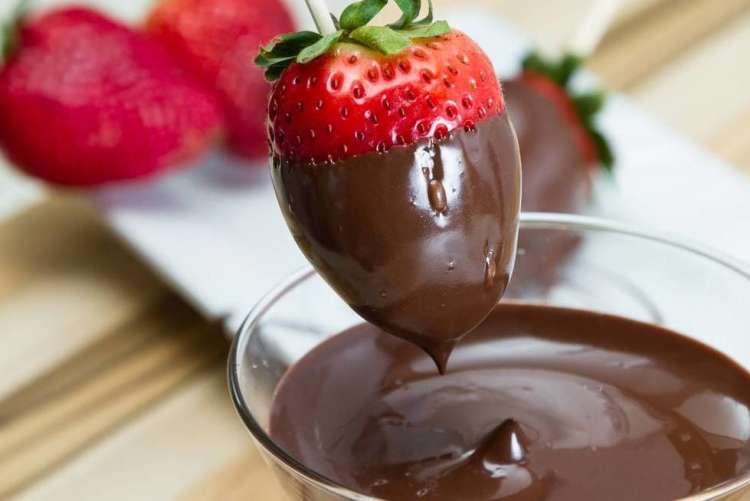 chocolate dipped strawberries with fondue