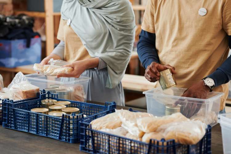 couple volunteering together at a food bank