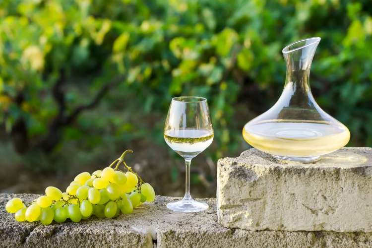 how to decant white wine