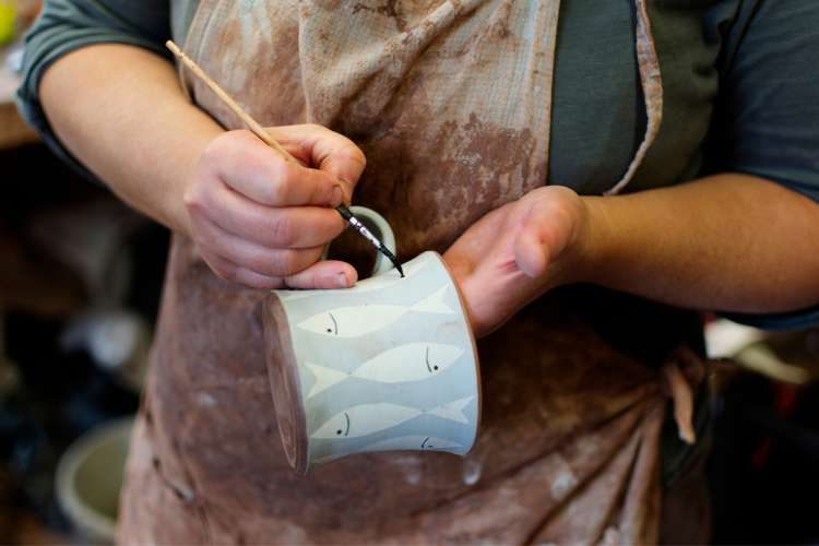 painting mugs in pottery classes in Chicago