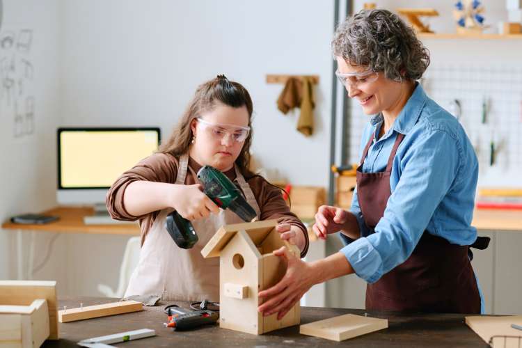 building birdhouses in woodshop art class in Dallas