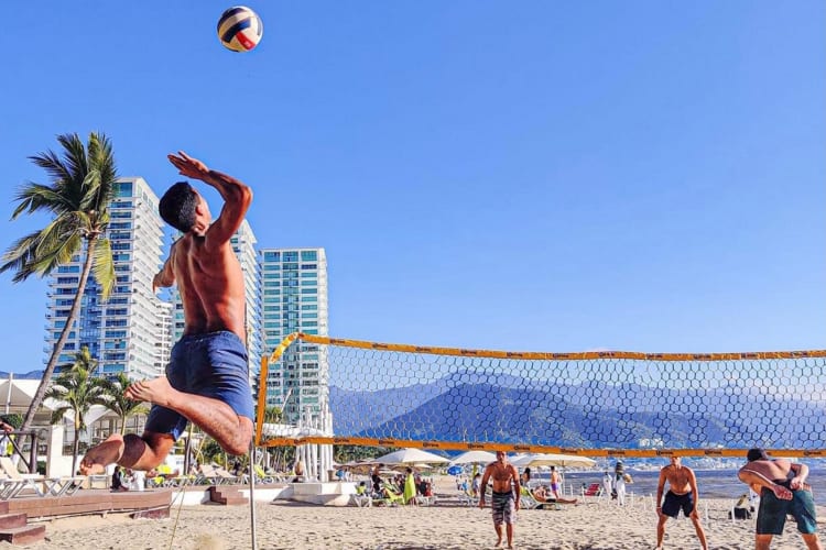 A day of beach games makes an excellent team bonding idea for sports teams