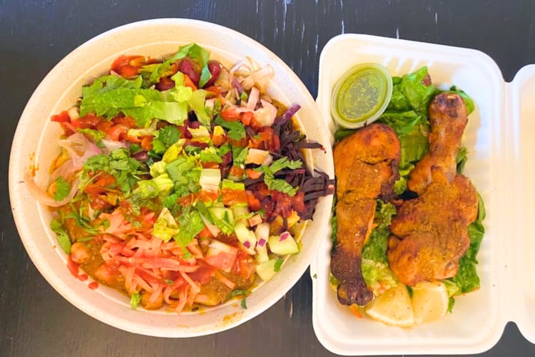 Tandoori chicken bowl with fried chicken and salad. 