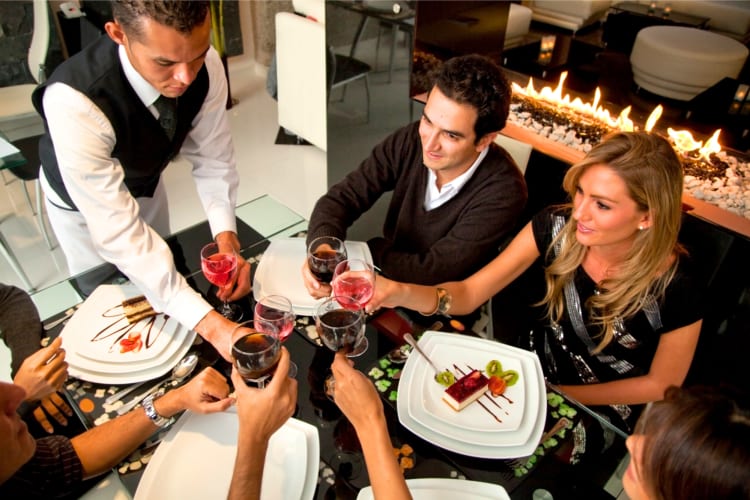 Treat your staff to a private chef meal for a team building activity in London. 