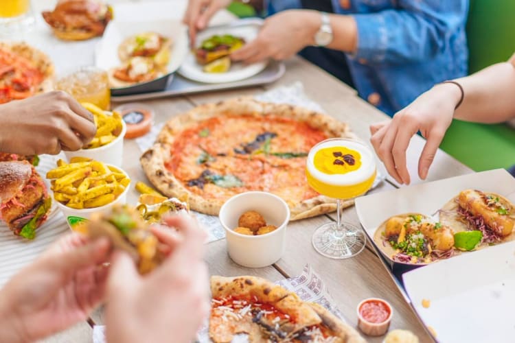 Get street food including pizza, burgers and fries at this team building activity on London. 