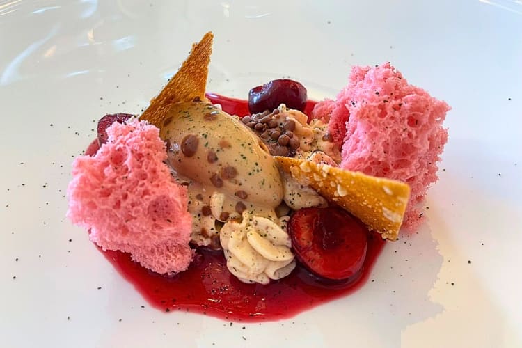 Get this vibrent salad with carrots, potatoes and red sauce at this Michelin star restaurant in Barcelona.
