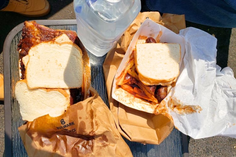Try meaty ribs in a stuffed sandwich with fries on the side at this Chicago fast food joint. 