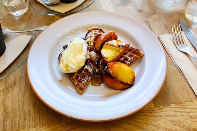 Waffles, potatoes, cream and bacon can be found in this restaurant in Rome. 