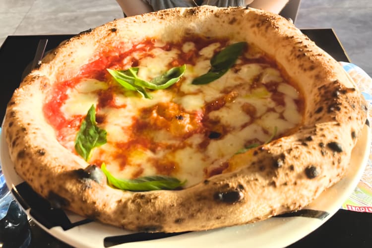 A classic Margarita pizza can be found at this restaurant in Rome. 