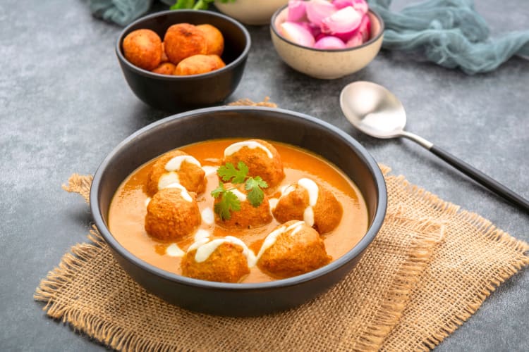This North Indian food is made of paneer and potatoes similar to dumplings, fried and served in an onion and tomato sauce.