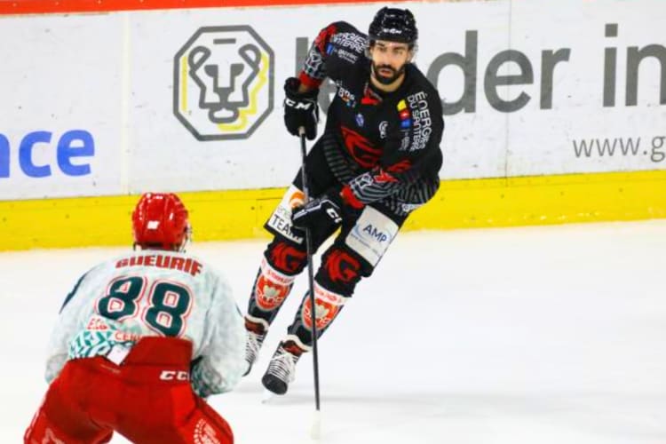 Watching an ice hockey game like this one is a great team building activity in Belfast. 