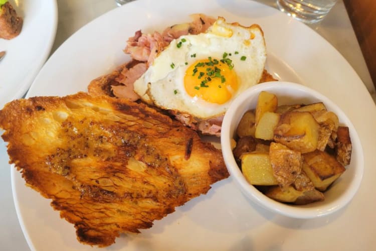 Get a hearty breakfast in this Cleveland diner 