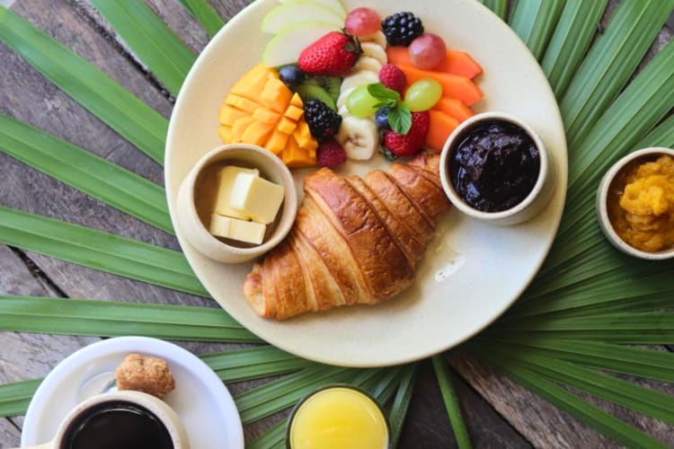 A complete and fresh breakfast to start the day well.