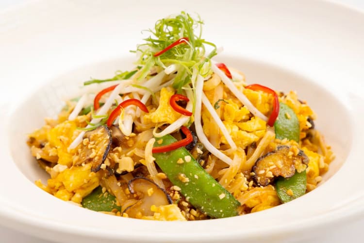 A bowl of noodles with vegetables