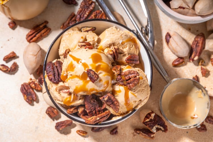 Ice cream with caramel and pecans