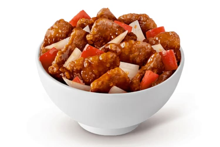 A bowl of onion, red pepper and beef with sauce