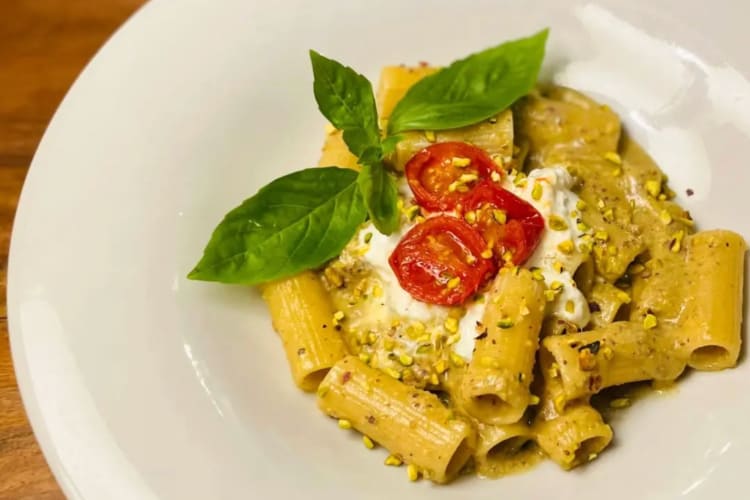 Rigatoni with pistachio and basil