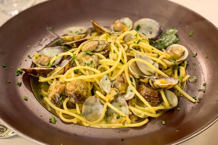 A dish of spaghetti vongole