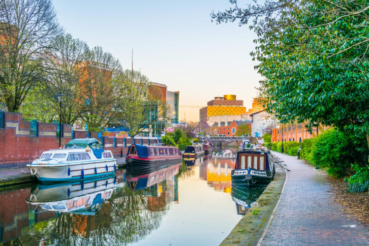 Wandering along the Gas Street Basin is one of the laid-back date ideas in Birmingham, UK