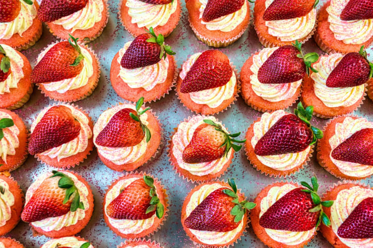 Cupcakes with strawberries