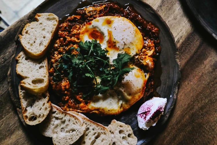 Shakshuka with slices of bread from Boulenc