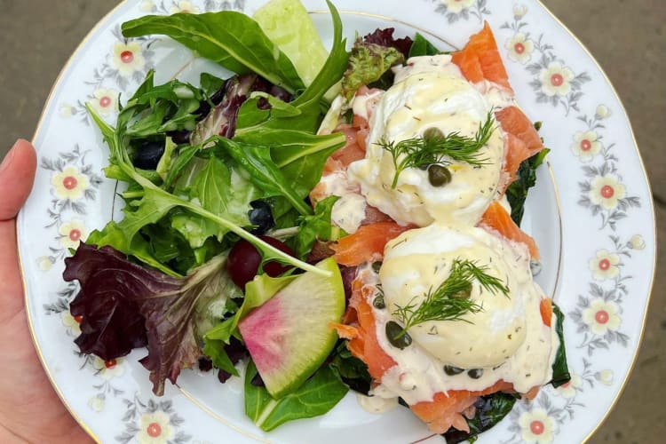 Smoked salmon eggs Benedict