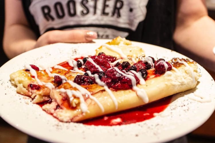 A plate of berry polanchintas