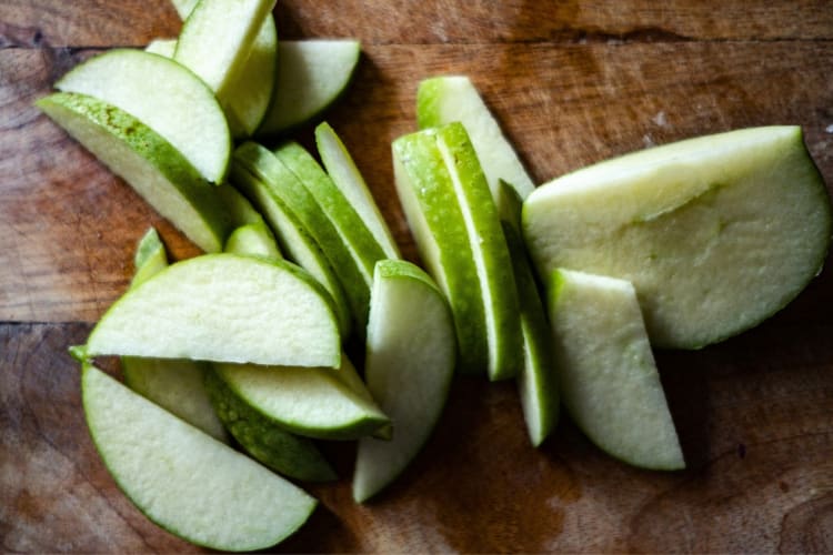 Green apple slices