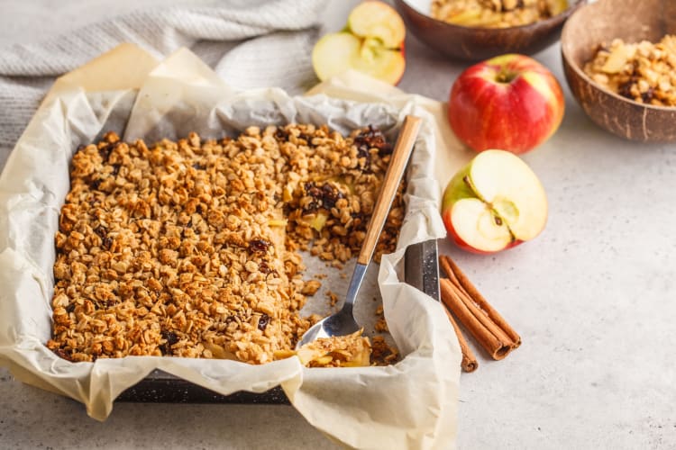 An apple crisp dessert next to apples