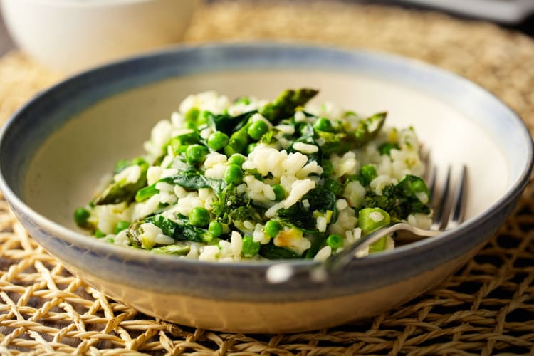 You can use frozen asparagus to make asparagus risotto