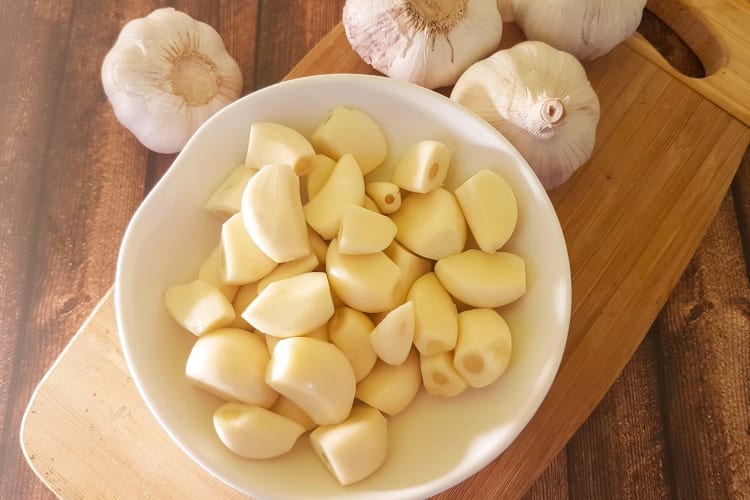 A bowl with peeled cloves of garlic