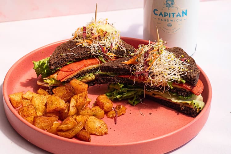 Sandwich with a side of potatoes from Capitán Sándwich