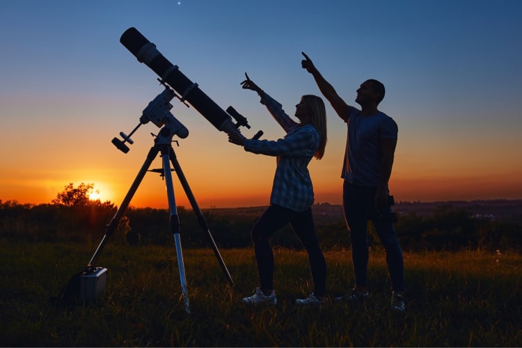 Stargazing is a romantic Christmas date idea