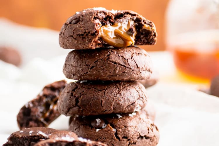 Chocolate cookies filled with dulce de leche