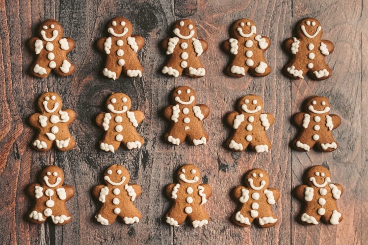 Rows of iced gingerbread cookies