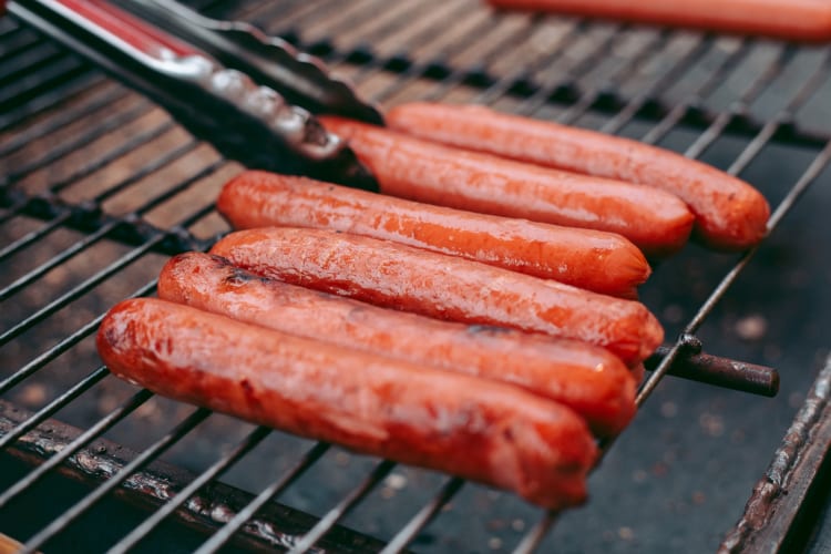 Rød pølse on a grill