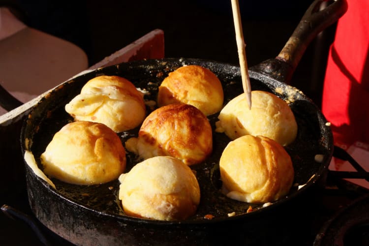Æbleskiver in pan