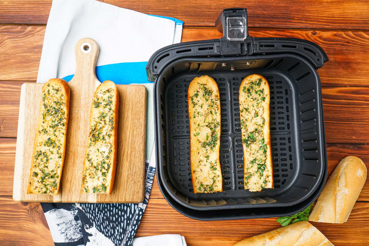 how to make garlic bread in the air fryer