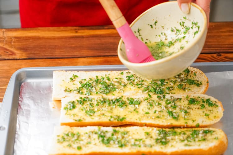 how to make garlic bread in the oven