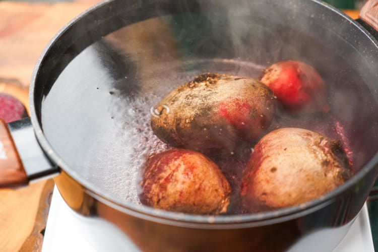 how to cook beets on a stove (boil beets)