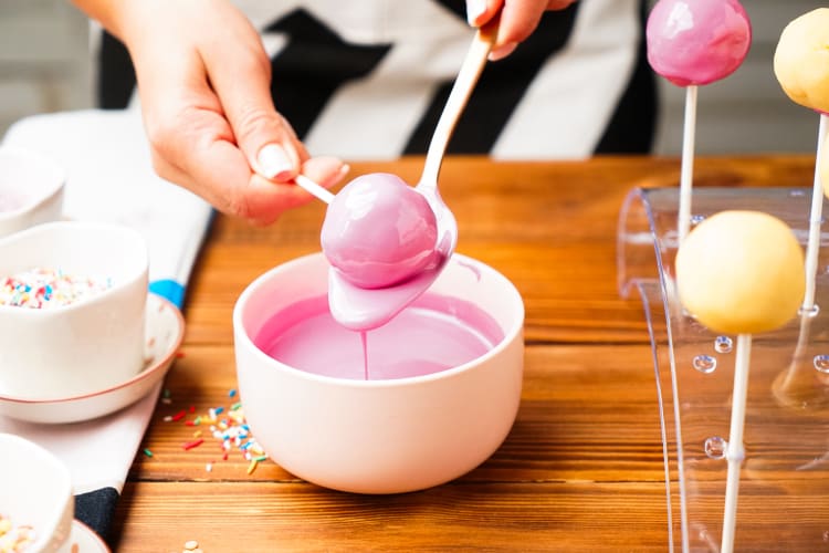 how to dip cake pops