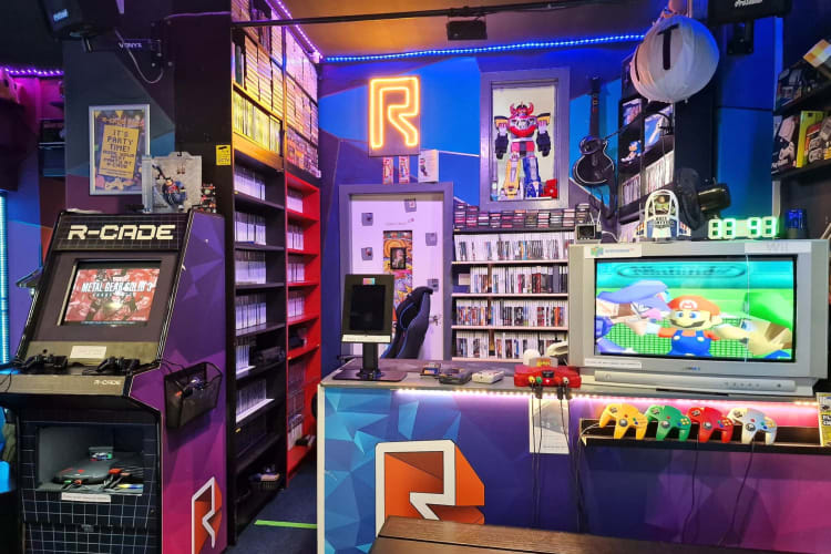 Spend an evening enjoying retro entertainment together at R-Cade.